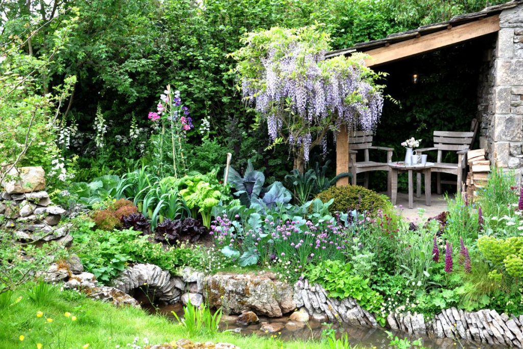 How to Plant the Quintessential English Cottage Garden